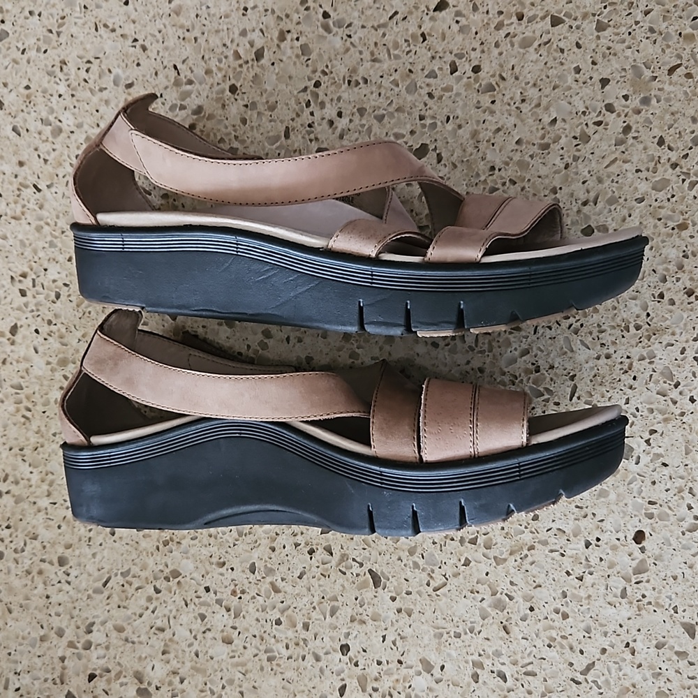 Women's size 9 Neutral Abeo tan sandals - Picture 7 of 10